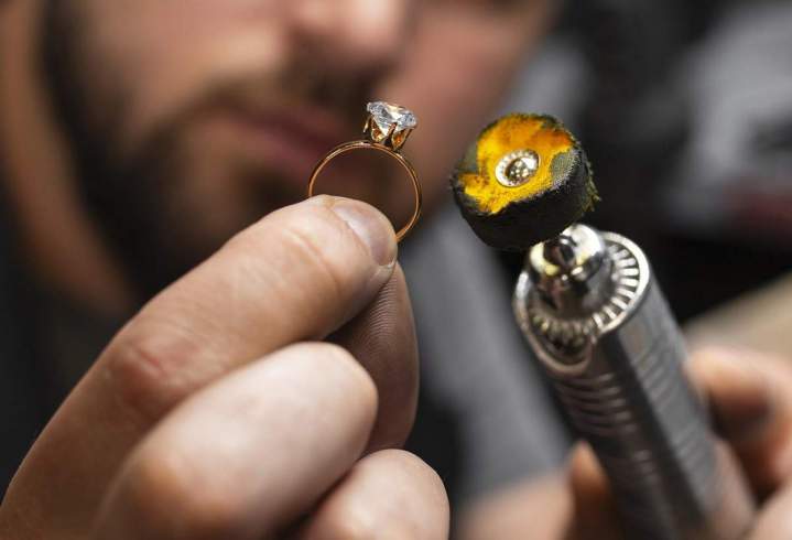 Je propose des créations de bijoux raffinés, alliant beauté et originalité.