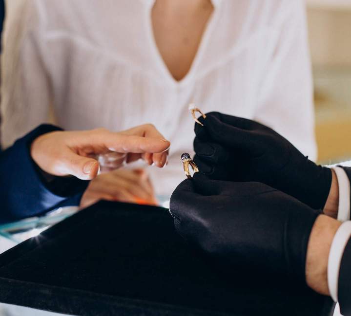 Je conçois des pièces personnalisées, reflétant vos désirs les plus précieux.