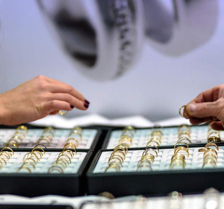 Je conçois des bagues personnalisées qui reflètent votre style.